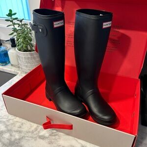 Like new!! Original Tour Hunter rain boots in matte black. Size 7.